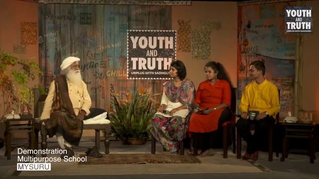 НИКОГДА НЕ СМОТРИ НА ЛЮДЕЙ СВЕРХУ ВНИЗ ИЛИ СНИЗУ ВВЕРХ — Садхгуру смотреть онлайн