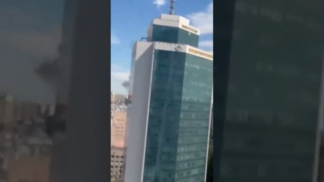 Прилет в Киеве в район детской больницы украинским ПВО — ракета AIM-120 из ЗРК NASAMS. смотреть онлайн