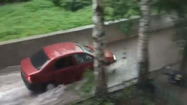 Потоп во дворе возле метро «Гагаринская» вечером 12 июля смотреть онлайн