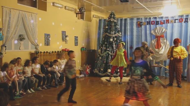 Падают снежинки исполняют Данила и Ангелина на утреннике в школе смотреть онлайн