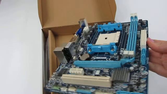 Материнская плата Gigabyte GA-F2A55M-HD2 | unboxing смотреть онлайн