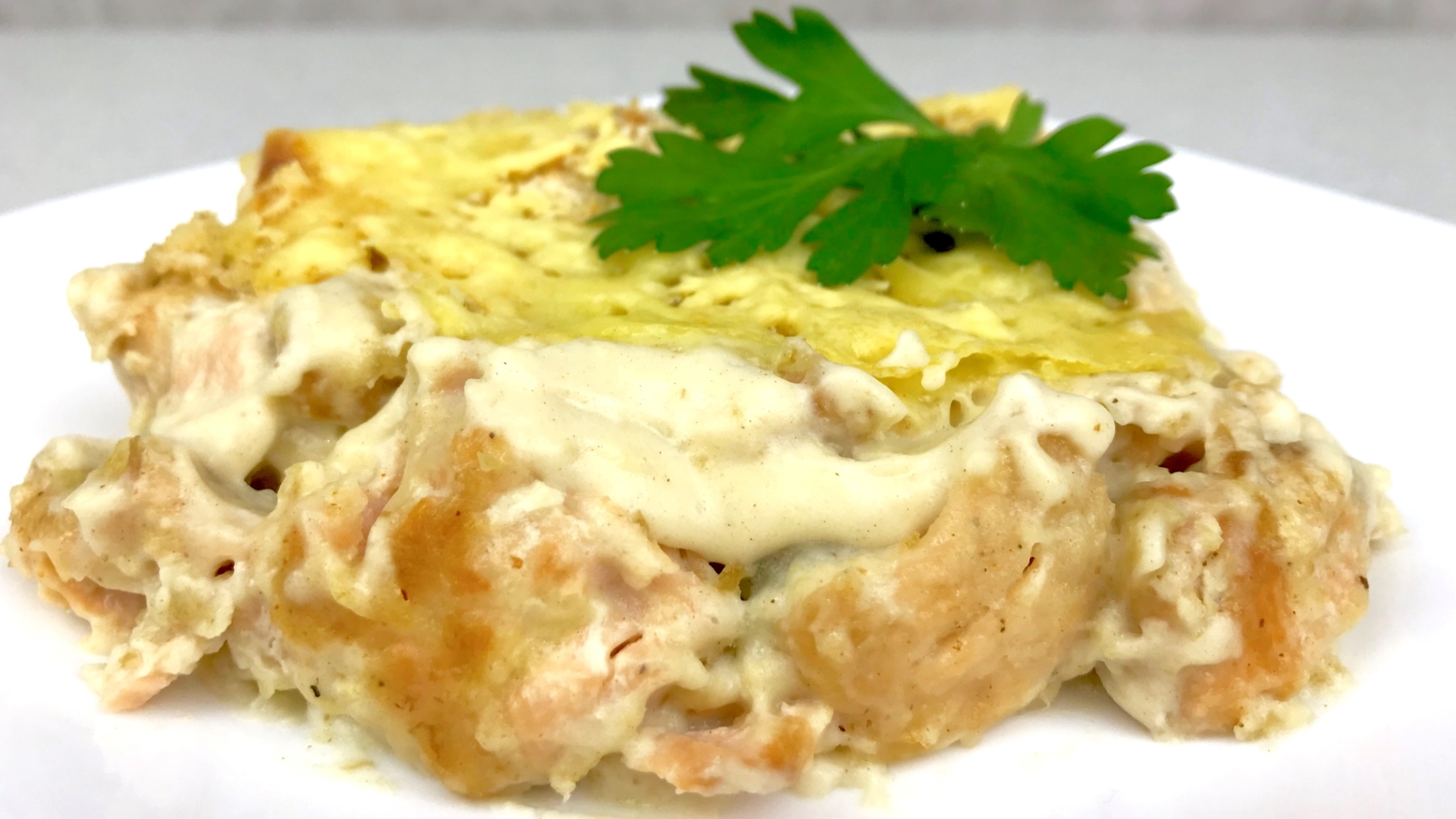 Рыба под соусом " Бешамель ". Праздничный рецепт .mp4 смотреть онлайн