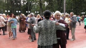 ЙОШКАР-ОЛА. ТАНЦЫ ПОД ДУХОВОЙ ОРКЕСТР В ПАРКЕ.