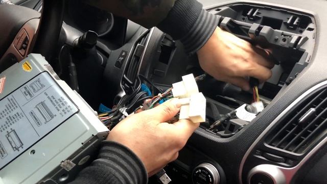 Как снять магнитолу Hyundai ix35 Tucson how to remove car dvd player cd dvd смотреть онлайн