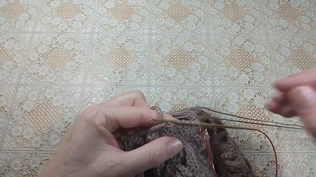 Красивая весенняя шапочка.Закрываю верхушку шапки двумя разными способами. смотреть онлайн