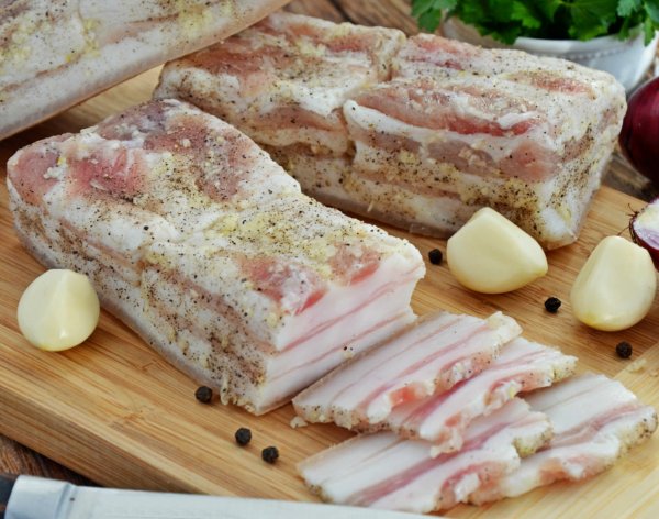 Как засолить сало? Сало с чесноком, просто тает во рту.