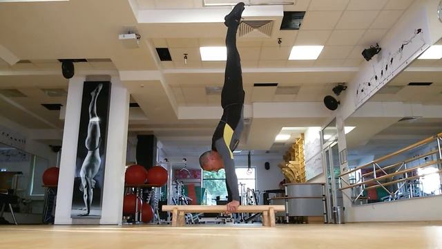 Спичак из выского угла на стоялках.