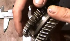 1 ч. Как Переточить Шестерни в Коробке Передач Машины Чтобы не Выбивало Скорость