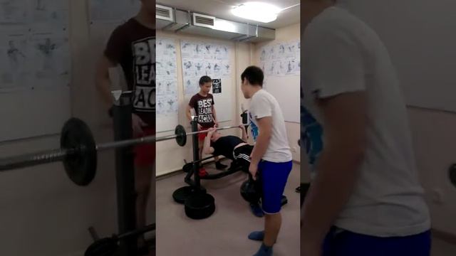 В маленьком тренажерном зале,мы дружнозанимаемся с баскетболистами смотреть онлайн