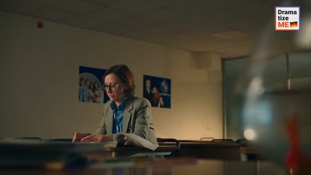 Studentin zeigt Prof SOS-Signal | @DramatizeMeDeutsch смотреть онлайн