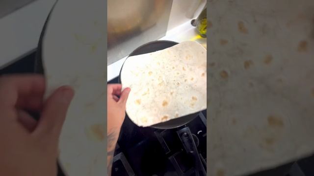 ОМЛЕТ В ЛАВАШЕ С СЫРОМ. САМЫЙ СЫТНЫЙ ЗАВТРАК - РЕЦЕПТ ОТ ДЖАВИДА #shorts #джавид #рецепты смотреть онлайн