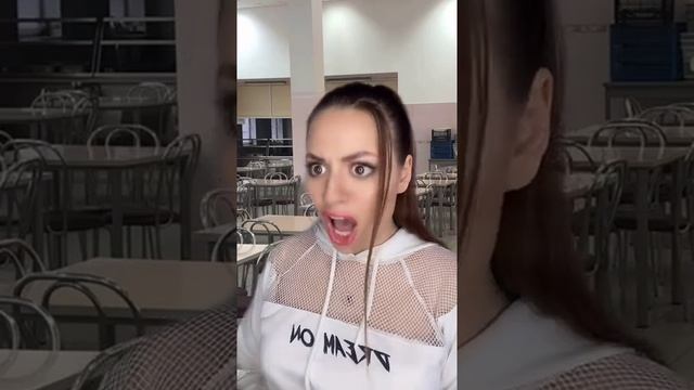 Богатая школьница в столовке #shorts смотреть онлайн