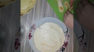 Торт "Молочная девочка" с кремом "Пломбир" и кремом "Чиз", украшенный шоколадом и голубикой