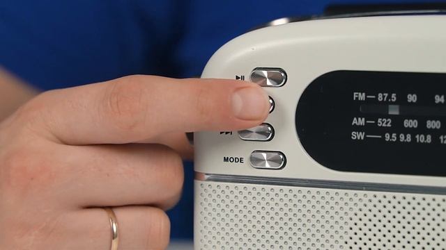 Видео распаковка SVEN SRP-505 ? Беспроводная портативная акустическая система с FM/AM/SW радио. смотреть онлайн