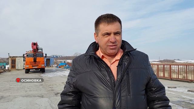 Дорожники выравнивают пролетные строения на мосту через Осиновку в Михайловском районе. смотреть онлайн