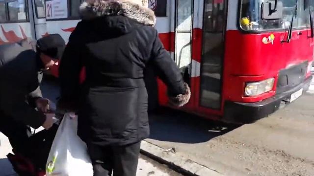 ПЬЯНОГО МУЖИКА ВЫГОНЯЮТ ИЗ АВТОБУСА! РАЗБИЛ СТЕКЛО И ПОРУГАЛСЯ СО ВСЕМИ! ПРИКОЛЫ смотреть онлайн