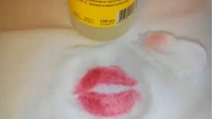 Лайфхаки.  Как отстирать губную помаду с одежды, ковров и мебельной обивки.