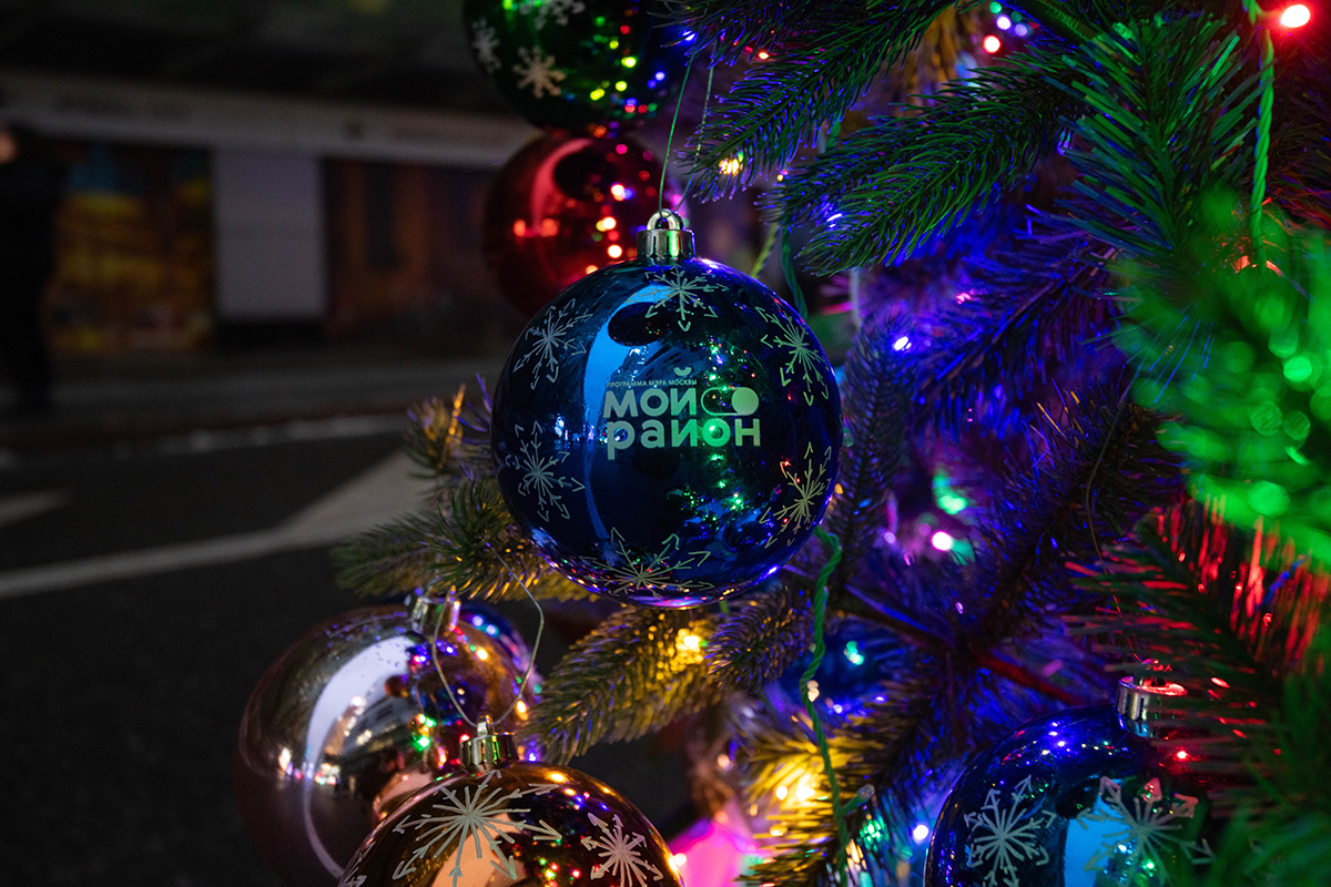 Вместе с Департаментом транспорта установили новогоднюю ёлку в Москва-Сити