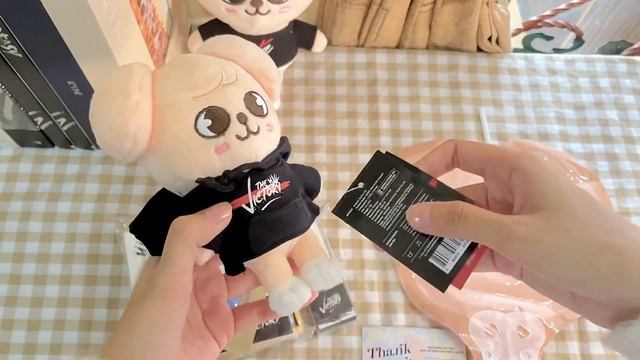 [stay vlog] ? unboxing :: stray kids x skzoo pop up store 'the victory' merch ? смотреть онлайн