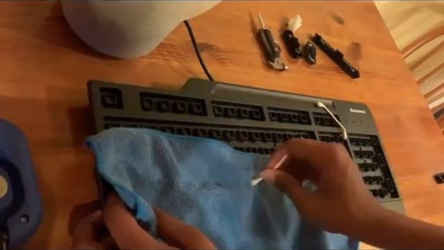 Cleaning an Old Lenovo Keyboard смотреть онлайн
