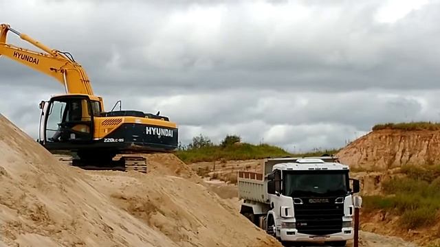 #escavadeira #hyundai 220 Lc #carregando areia na Scania 310 смотреть онлайн