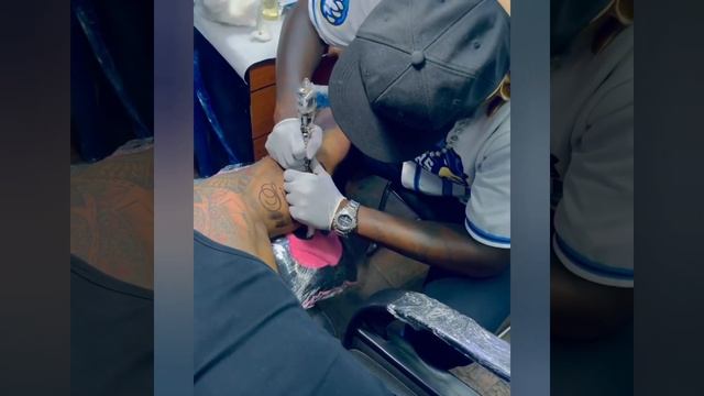 Brown Mauzo Tattoos Vera Sidika's Name On His Arms смотреть онлайн