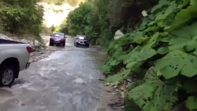 Тойота Тундра пробила 2 передних колеса