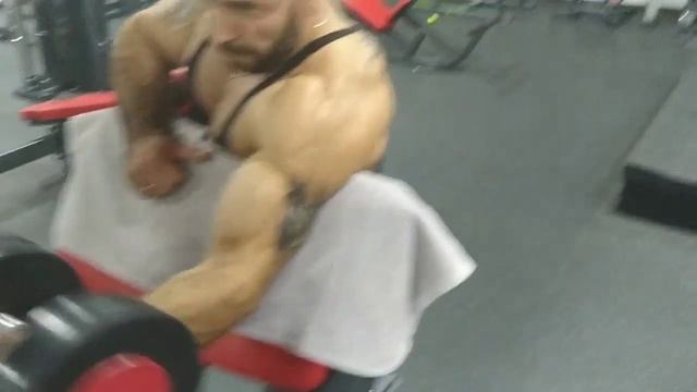 Макс Семенов. Прокачка бицепса на скамье Скота. смотреть онлайн