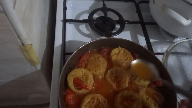 ГОТОВЛЮ НА УЖИН МАКАРОНЫ " ПТИЧЬИ ГНЕЗДА" С ПОМИДОРАМИ И КОЛБАСОЙ! ВСЕМ ДОБРОГО ВЕЧЕРА! смотреть онлайн