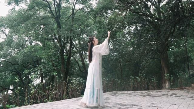 Красавица в Ханьфу танцует классический китайский танец в лесу смотреть онлайн