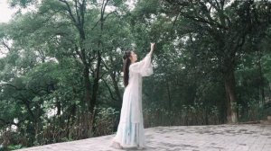 Красавица в Ханьфу танцует классический китайский танец в лесу