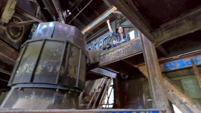 Inside an Abandoned Rock Crusher in Illinois смотреть онлайн