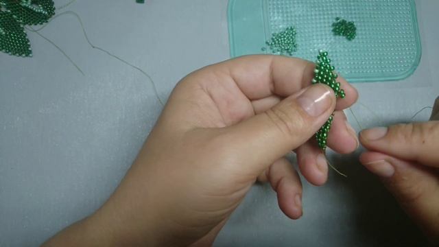 Листик из бисера, мозаичное плетение смотреть онлайн