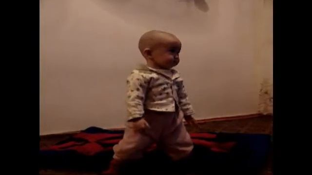 Зажигательный танец ребенка +0 смотреть онлайн