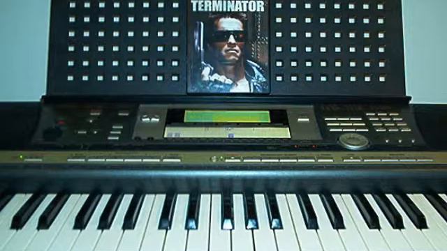 Terminator Theme Music on a Yamaha PSR-640 смотреть онлайн