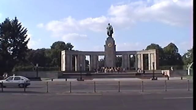 Памятник советским воинам в Тиргартене смотреть онлайн
