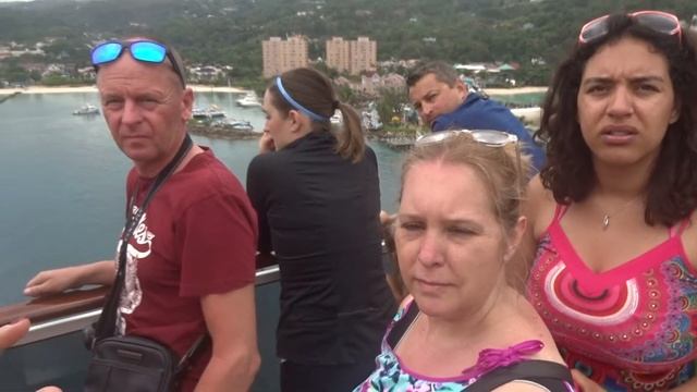 Лайнер Дивина Причаливает в Очо Риос(Ямайка)10/4/17 смотреть онлайн