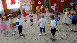 Танцы в детском саду С кубиками