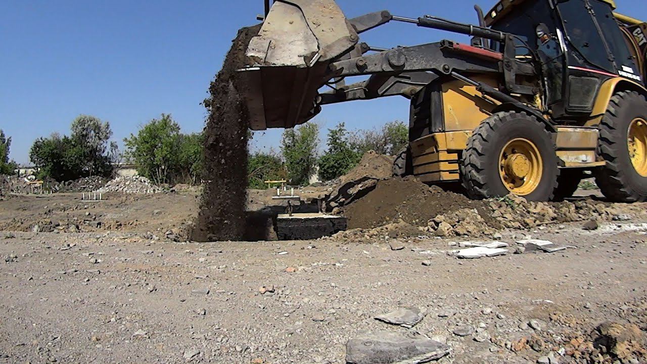 Закопка ямок,трамбовка колёсами и выравнивание территории. смотреть онлайн