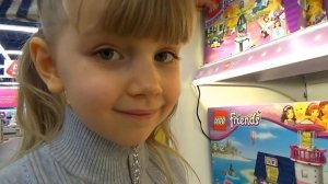 VLOG: ПОКУПАЮ ПОДАРОК на НОВЫЙ ГОД в Детском Мире! Смотрим новиночки из мира игрушек :)