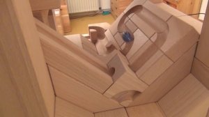 Классное видео с шариками! Шарики скатываются по лабиринту