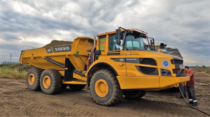 Зацените, какого "монстра" я отыскал, это сочленённый самосвал Volvo ????