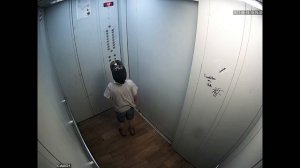 Бедный ребёнок застрял в лифте