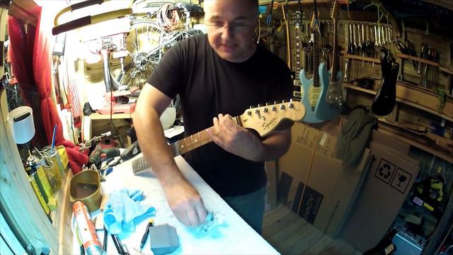 Squier Strat Affinity Metallic Black set up смотреть онлайн