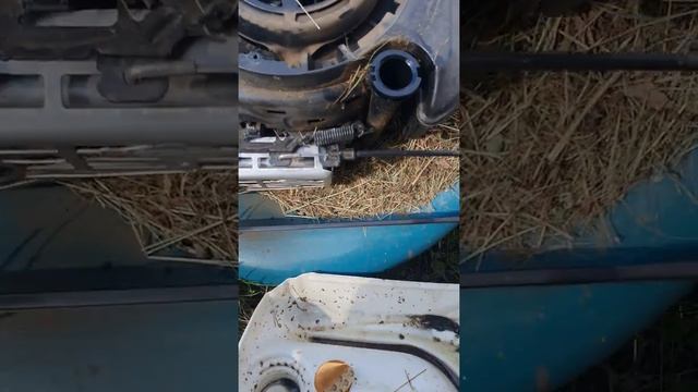 Как ЗАМЕНИТЬ МАСЛО в 4х тактном двигателе ГАЗОНОКОСИЛКИ Makita #Shorts смотреть онлайн