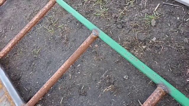 Нарезка траншей траншеекопателем для посадки:саженцев,подвоя, сеянцев.Кизильник срезан после посадк смотреть онлайн
