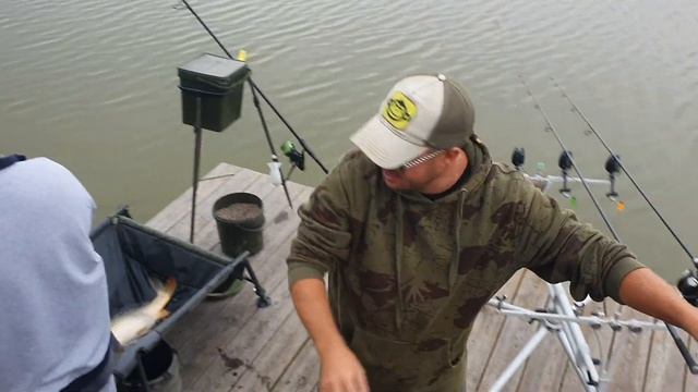 Алексей Фадеев, его отец и сын ловят карпов в Ихтиологе смотреть онлайн