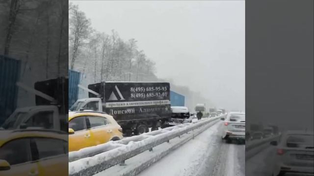 В Ступинском районе на трассе М-4 столкнулись грузовики и легковые машины. смотреть онлайн