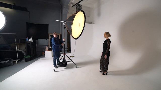 Godox Parabolic 128. Использование сотовой решетки и рассеивателя. смотреть онлайн