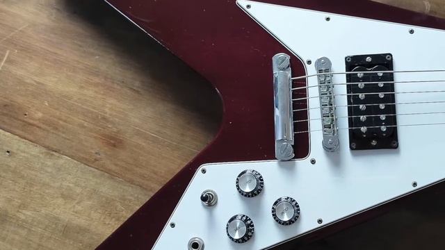 1996 Gibson Flying V '67 Ebony Fingerboard смотреть онлайн